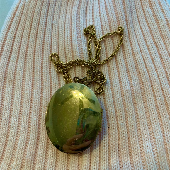 Vintage Cameo Locket Gold tone with 20” chain - Picture 3 of 3